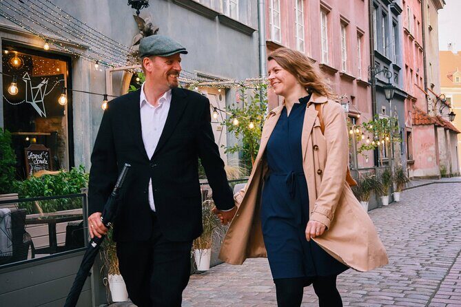 Amazing photo walk through the Old town of Warsaw - How Vitally helps you pose without making it awkward