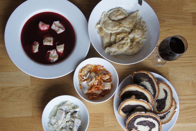 Flavours of Polish Christmas: 4 course dinner + cooking class - Meeting at Pierogi & More and getting the evening rhythm right