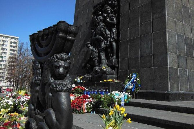 Jewish Warsaw - Pomnik Bohaterow Getta and Willy Brandt’s knee