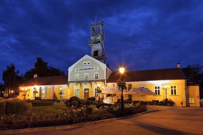 One day Cracow and Wieliczka Salt Mine private tour from Warsaw - Wawel Royal Castle outside: Renaissance architecture with quick context