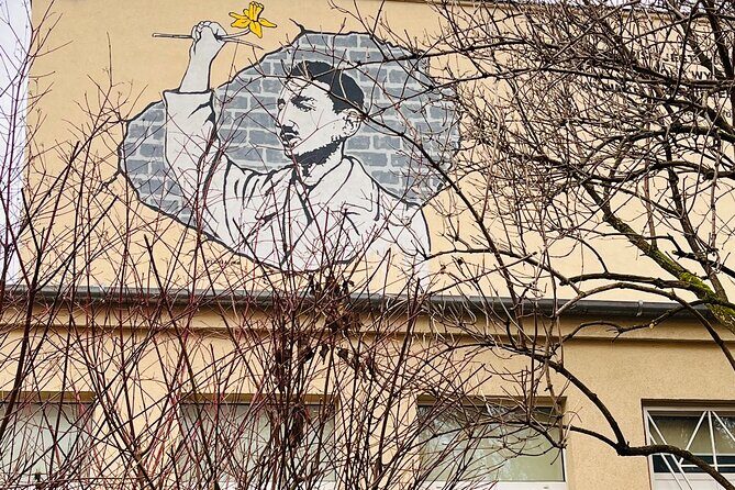 Past Meets Present in Warsaw's Jewish Ghetto - Getting there: the walk starts at Slowackiplac Bankowy