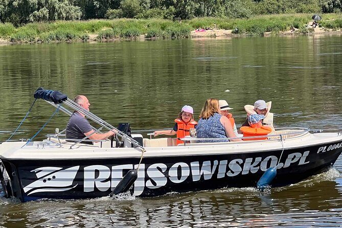 Rental of Motorboat for 5 on Vistula in Warsaw no Licenses Needed - Your one-hour cruise: what happens during the ride