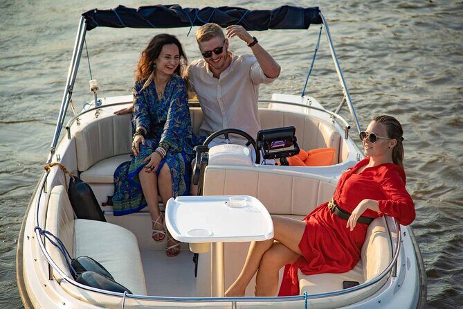 Rental of Motorboat for 5 on Vistula in Warsaw no Licenses Needed - Bring snacks, bring drinks, bring your playlist