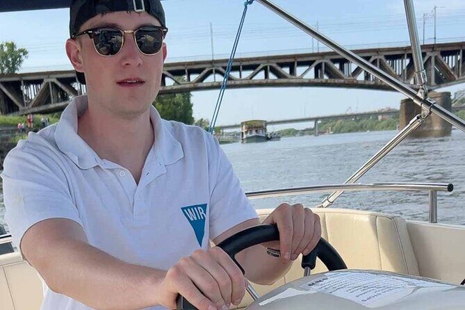 Rental of Motorboat for 5 on Vistula in Warsaw no Licenses Needed - The safety setup: life jackets and the briefing you should actually pay attention to