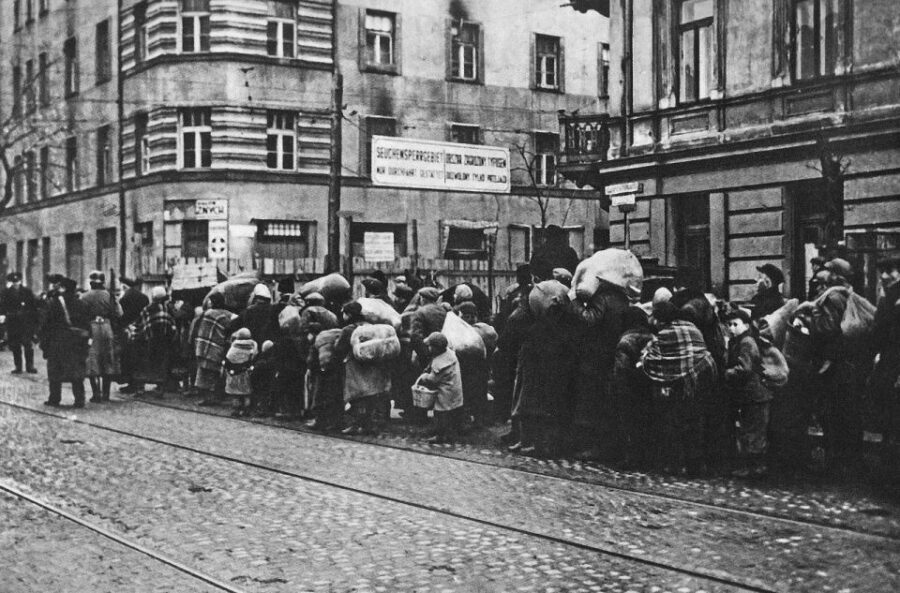 Warsaw Daily Jewish Ghetto Guided Tour with Jewish Cemetery - Walking Moranów: ghetto walls, old houses, and the scale of confinement