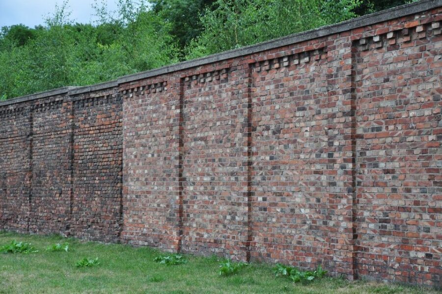 Warsaw Daily Jewish Ghetto Guided Tour with Jewish Cemetery - The flow of a 3-hour tour: meeting point to final stop