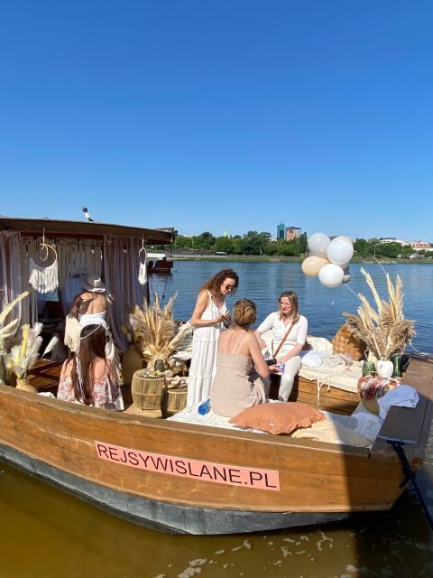 Warsaw: Evening Vistula Cruise with Welcome Drink - Old Town from the water: illuminated corners you can actually understand