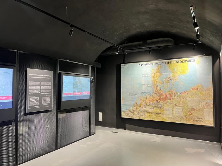 Warsaw: Guided tour of the Cold War Museum - The heavy moral questions: victims, aggressors, survivors