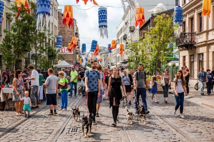 Warsaw: Praga District Tour with Vodka Museum and Tasting - Communism-Era Blocks and Praga’s Post-Industrial Soho Feel