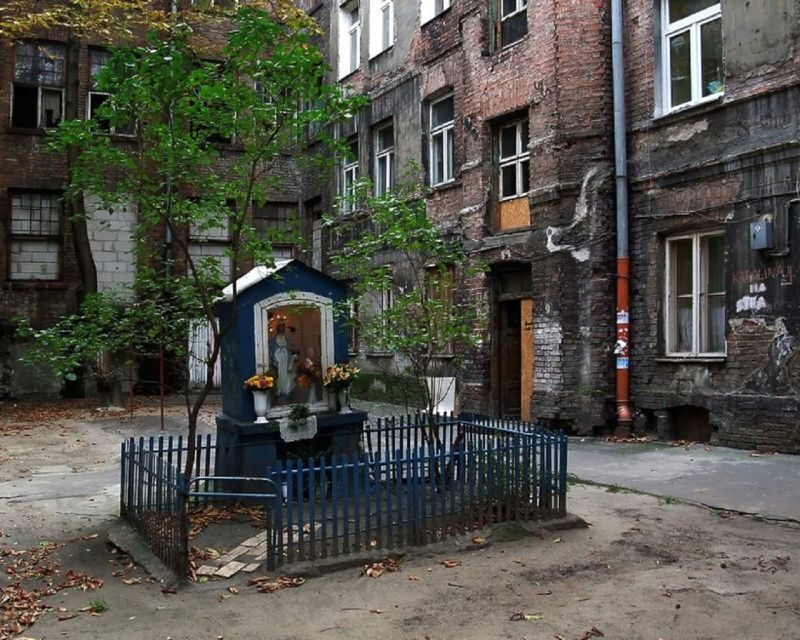 Warsaw: Praga District Tour with Vodka Museum and Tasting - Zabkowska Street and the Flow of a Neighborhood Walk