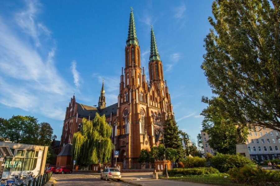 Warsaw: Praga District Tour with Vodka Museum and Tasting - Hidden Courtyards, Shrines, and Murals You’ll Miss Alone