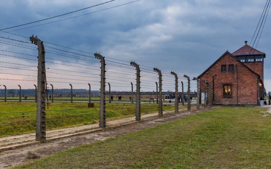 Warsaw to Auschwitz and Krakow Old Town Full-Day Trip by Car - Choosing 11 Hours vs 15 Hours: The Real Difference