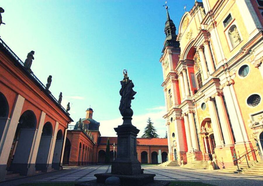 Warsaw: Wolf's Lair & Swieta Lipka Small-Group Tour + Lunch - Traditional Polish lunch: pierogi break, done right