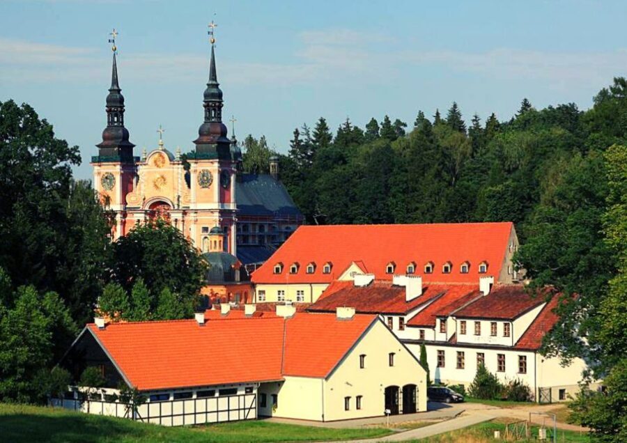 Warsaw: Wolf's Lair & Swieta Lipka Small-Group Tour + Lunch - Święta Lipka: a guided reset after heavy history