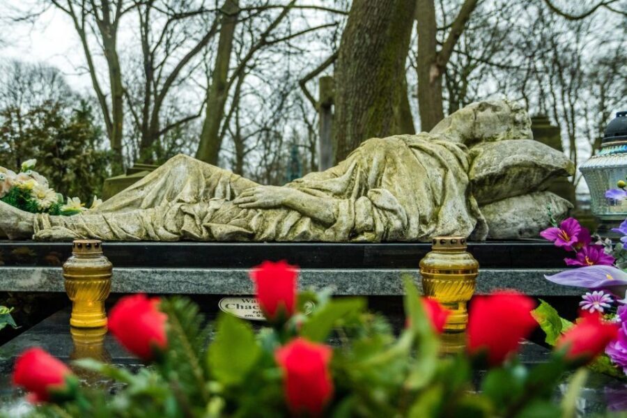 World War II Warsaw Old Town, Military Cemetery Walking Tour - Following resistance footsteps through Old Town streets